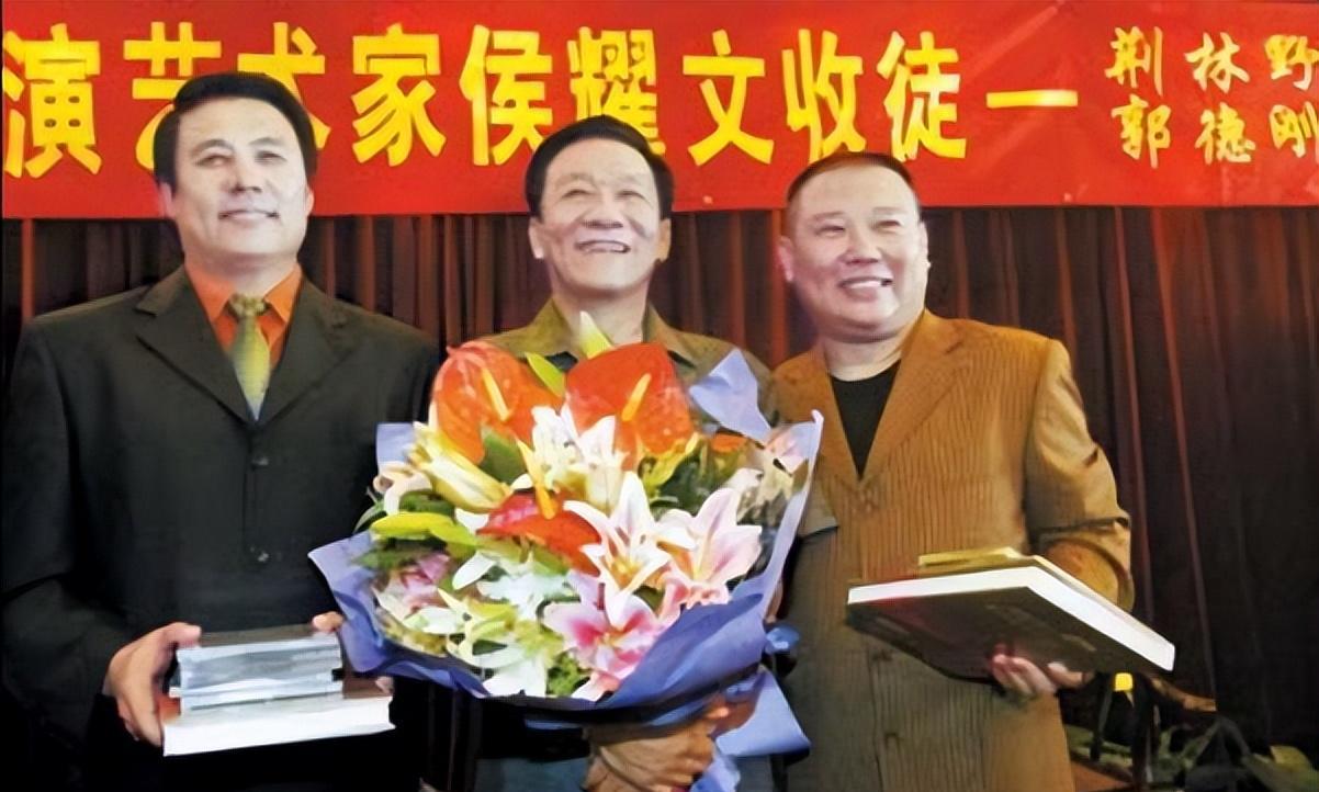 郭德纲|郭德纲曾解释为何没拜李金斗，却留下结婚、进团、拜师三个谜