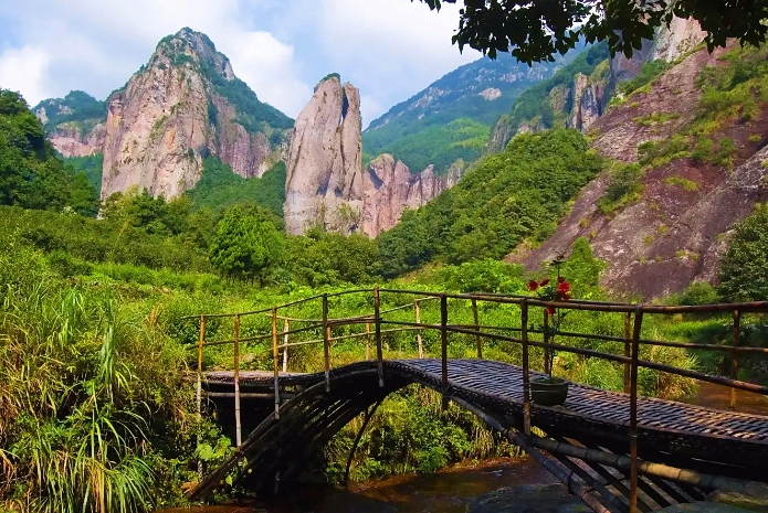 茶卡盐湖|浙江第一山，自然环境极其宜人，攀登高峰需耐力和勇气