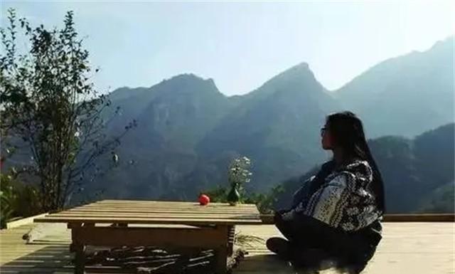 男子隐居深山10年,与女弟子结婚,多人前来拜师,今妻子负责授徒
