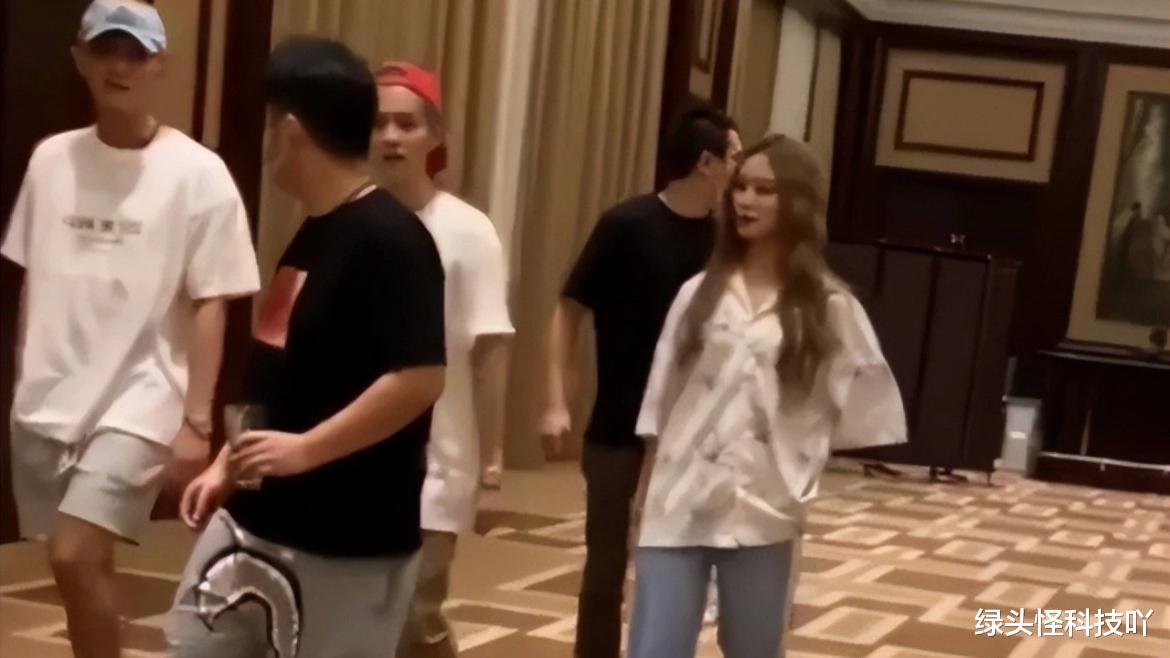 情人节|情人节的娱乐圈“有点忙”：1对官宣，4对秀恩爱，3对忙辟谣