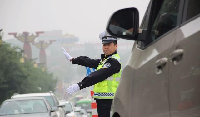 按照交警手势通过路口有错吗?罗某:交警让我闯红灯我不当冤大头