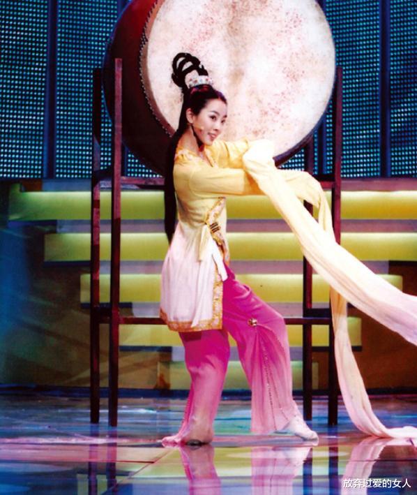 李思思|“央视才女”李思思：9次上春晚，和初恋结婚生2胎，真正人生赢家