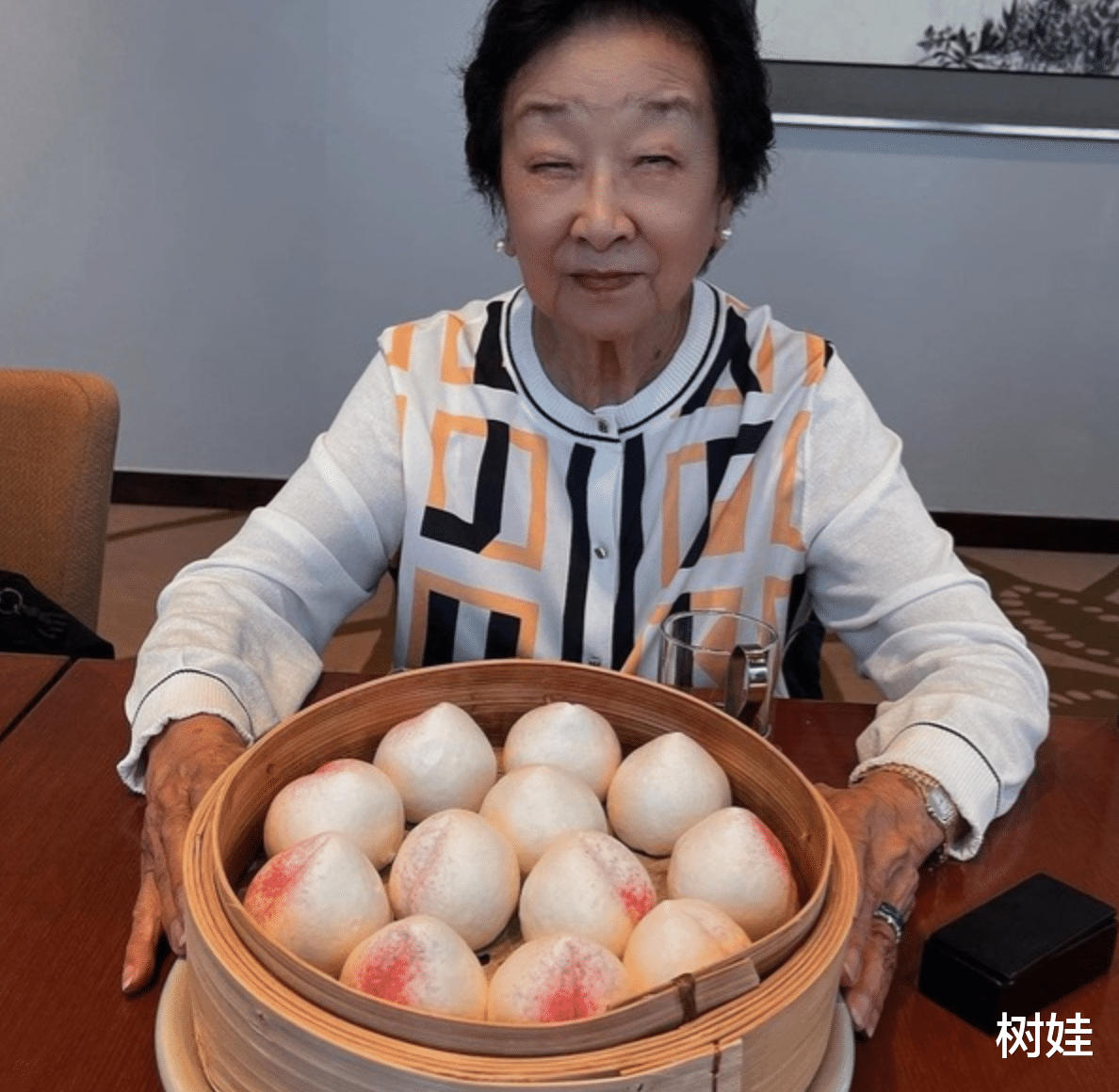 方太|88岁方太近况曝光，精神奕奕与女儿庆生，年事已高眼睛眯成一条线