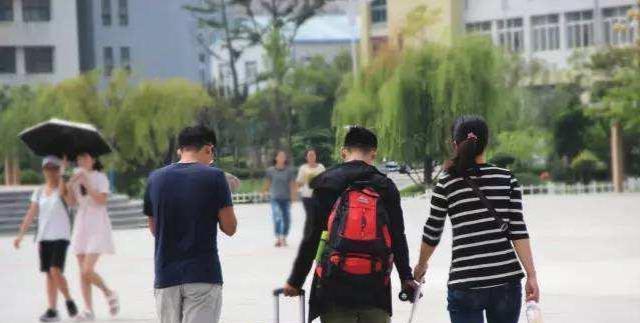 初中辍学的男朋友，供女朋友上完大学，毕了业女孩想分手对不对？