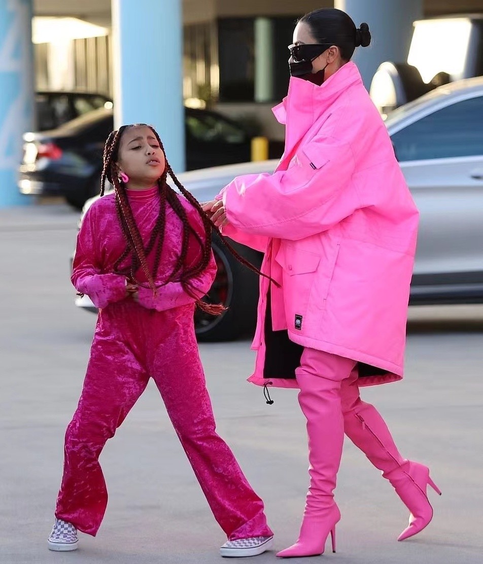 金·卡戴珊|金卡戴珊与8岁女儿穿亲子装出门！梳丸子头好凶，西北妹又黑又壮