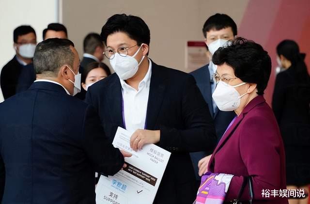 |霍启刚一家五口外出聚餐！三小只穿同款外套，霍中曦发型遭吐槽