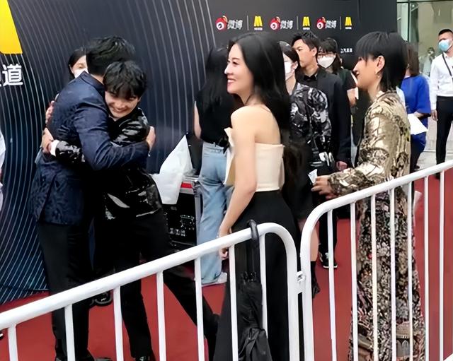 刘亦菲|红毯尴尬瞬间:李冰冰裙摆变抹布,李晨无人搭理