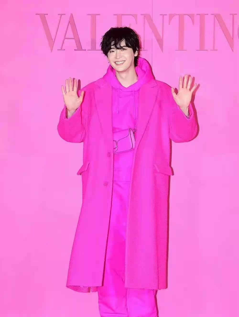 关晓彤|华伦天奴大秀,内娱赢麻了:张艺兴hold住芭比粉,关晓彤靠腿出圈