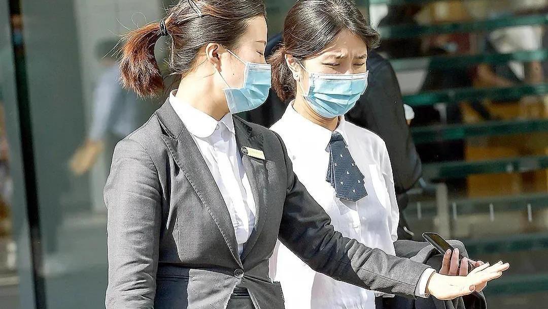 北京市|工装黑丝配上运动鞋，不知道老板看到了会不会扣工资？