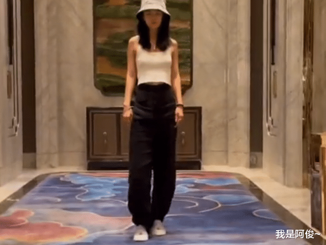 江苏一女孩远嫁内蒙古,展示民族礼服发冠,起身一刻网友直呼惊艳