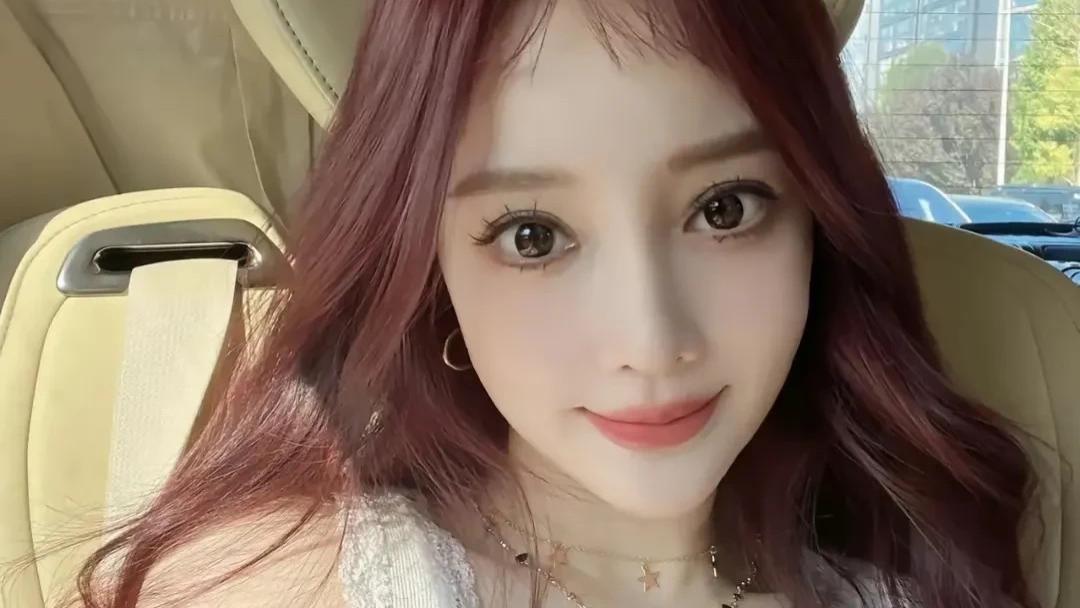 李小璐|李小璐，怎么变成这样了，就像换了一个人。