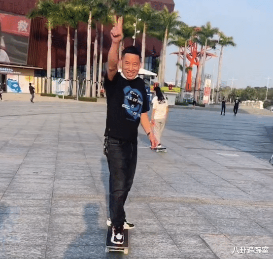 扎心|孙海洋玩滑板闯祸，撞碎公园花瓶被索赔130元，孙卓的反应太扎心