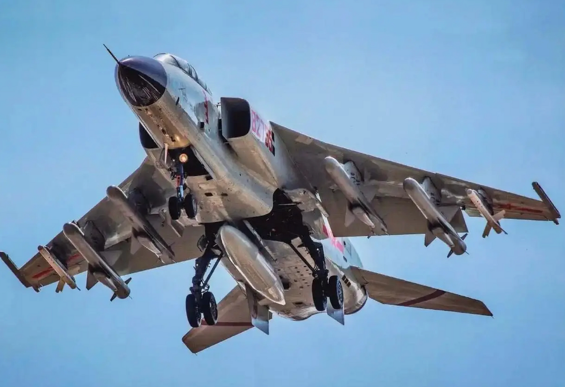 歼轰7升级版试飞成功!