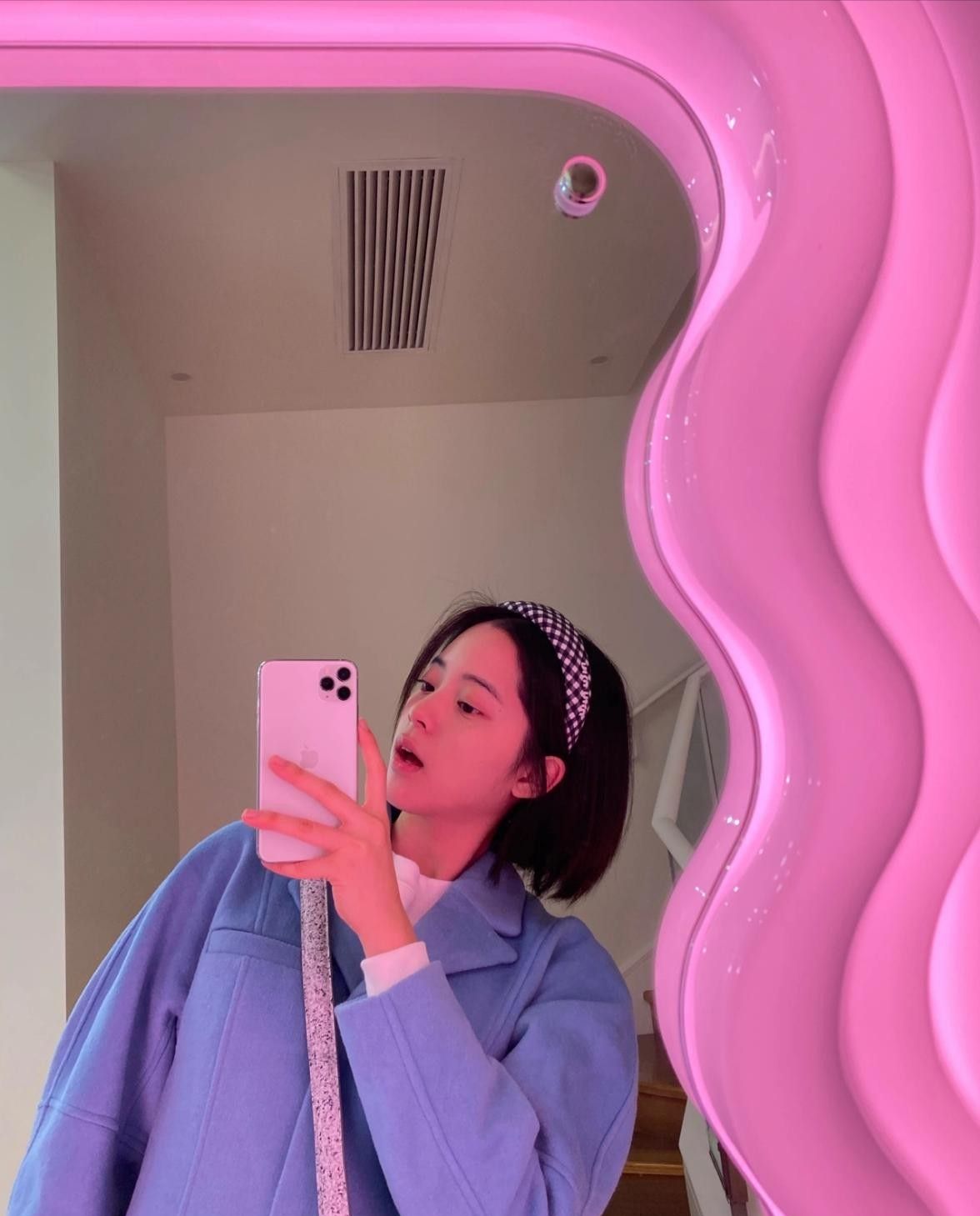 穿衣搭配 欧阳娜娜的短发“封神”了！穿卡毛衣好嫩，脚上鞋子着实抢镜