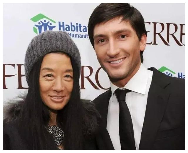 萧亚轩|“百亿富婆”王薇薇:73岁像少女,帅哥围绕,萧亚轩都得往旁边站