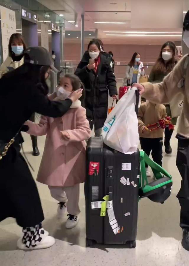 吴雅婷|王栎鑫吴雅婷离婚2年首同框，小儿子突然放声大哭向妈妈寻求安慰