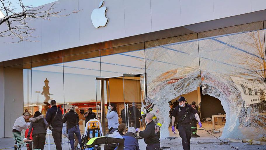 汽车冲进苹果专卖店致1死16伤  多人被车辆压在墙上 玻璃墙撞出一个大洞