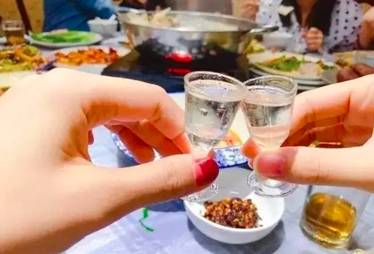 生死局!两女子喝酒怕对方溜走用铁链锁一起,钥匙被扔禁厕所,最后消防员用老虎钳剪断