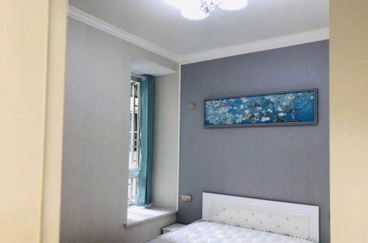 参观装修公司100㎡样板房，电视墙设计真亮眼，当即拍板签订合同