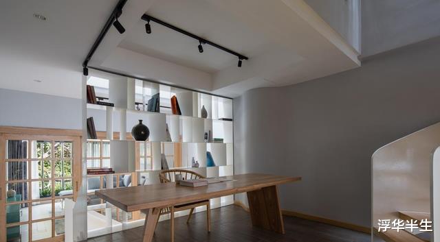 上下3层的联排别墅,同样是白墙加木制家具,却胜出邻居家好几截