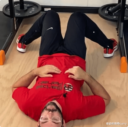 臀部|深蹲时臀部向一侧偏移是怎么回事?如何解决这个问题?