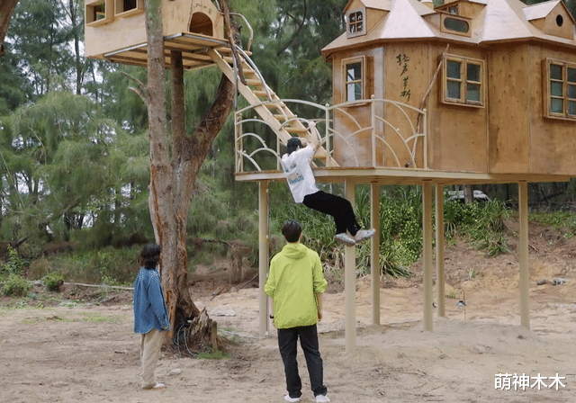 任嘉伦|人不可貌相,48岁何炅胳膊肌肉线条明显,24岁刘昊然却有肚腩