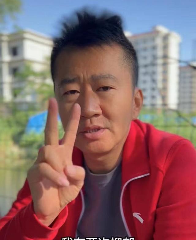 李嘉明|38岁李嘉明在天津街头卖水果,手臂晒得通红,想在小县城娶个媳妇