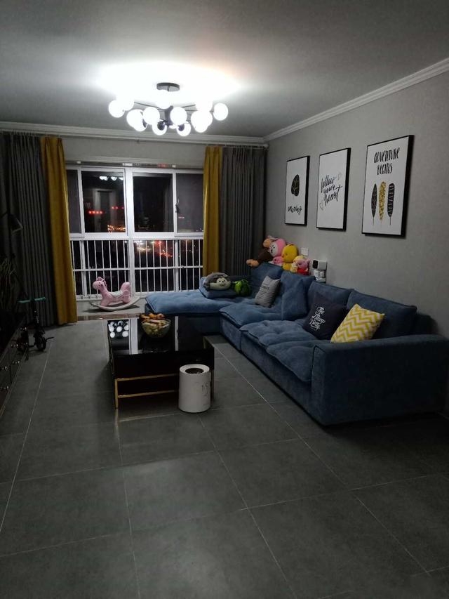 住了一年的家,开放式的厨房油烟没问题!深色的地板难看但耐脏