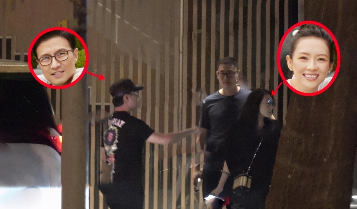 章子怡|章子怡逛街被拍,手机放屁股兜、挂件瞩目,与友人牵手小跑过马路