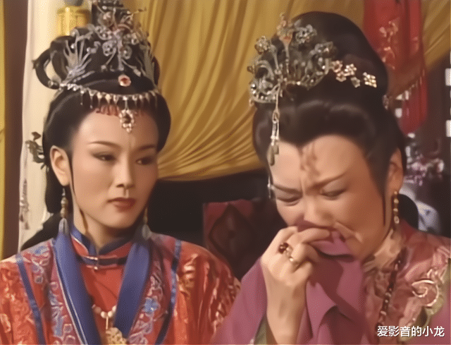 红楼梦|元春省亲，与众女眷哭成一片，元春的发型和宝钗黛玉的表情亮了