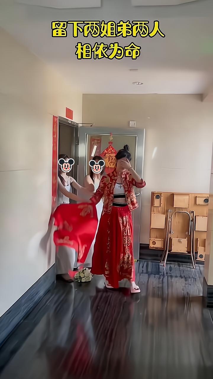 一女子带弟弟出嫁,新郎变卦,新娘脱下嫁衣赤脚走出婚礼现场