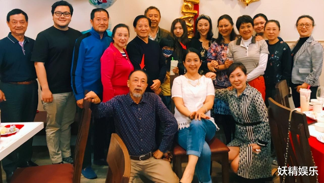 吕丽萍|62岁吕丽萍在教会庆生,孙海英偷偷为爱妻准备惊喜,老两口好恩爱