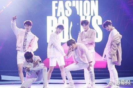 整容|前经纪公司公开蔡徐坤的整容费用，并分享他的旧照，引发网友热议