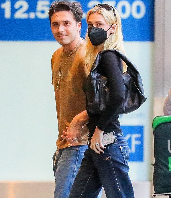 布鲁克林|小贝长子携爱妻出街！妮可拉紧身衣秀好身材，男方贴心一路牵手