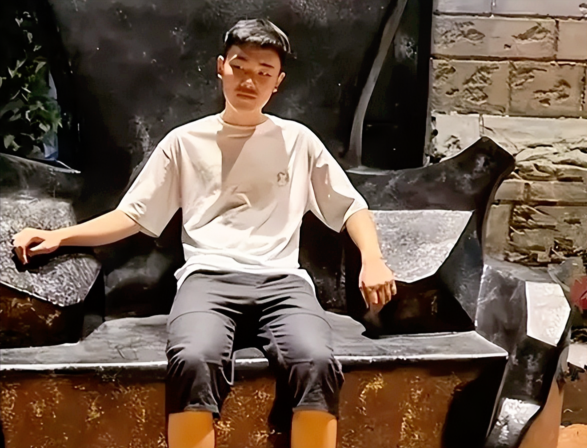 胡鑫宇案件疑点重重,妈妈和舅舅却回了老家,难道是要放弃吗?