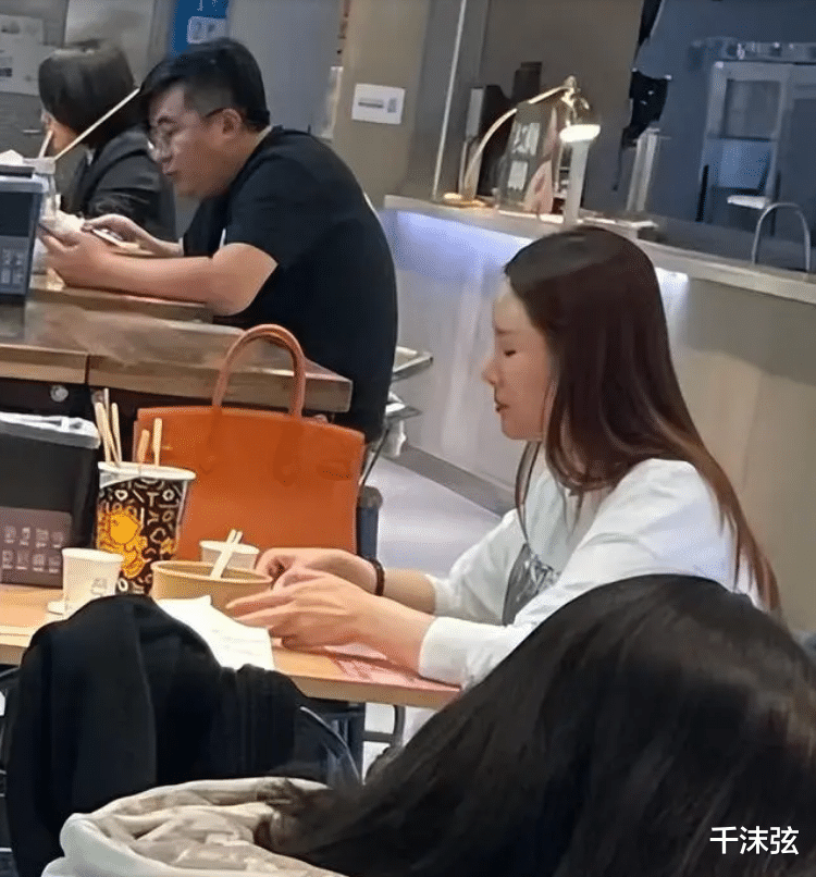 侯勇|侯勇带小20岁娇妻吃快餐!夫妻俩喝免费饮品,17万包包太惹眼