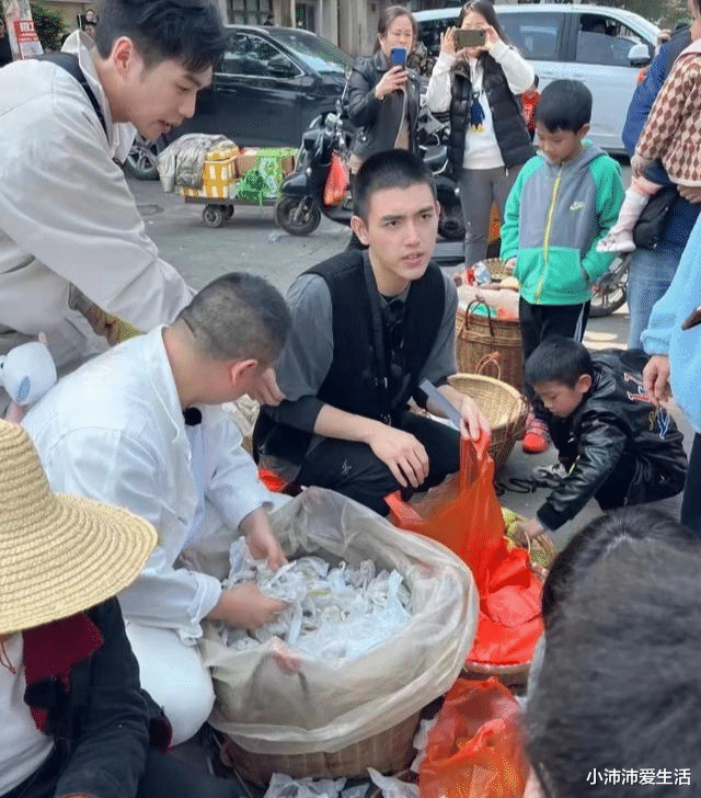 陈飞宇|陈飞宇张若昀路边卖水果,寸头造型被赞帅气,粉丝拍照贴心打招呼