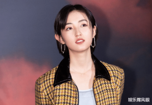 张子枫|孙俪妹妹合影站C位，肤白貌美超自信，张子枫缩在角落疑似被孤立