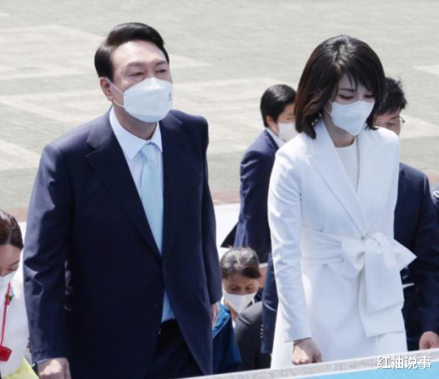 韩剧|韩国第一夫人惊艳，49岁脸蛋精致似芭比，颜值秒杀韩剧女主角