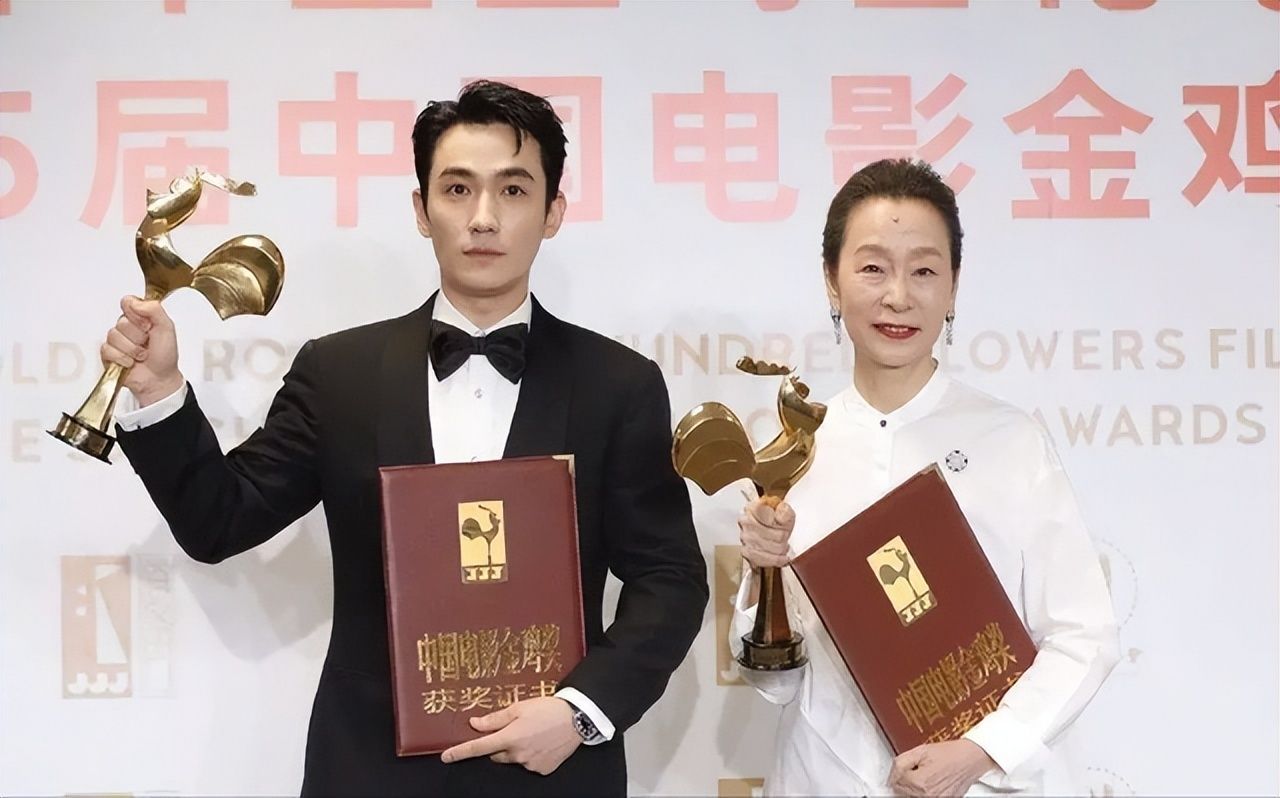 朱一龙|“眼技派”朱一龙获影帝,小哥天真吴邪到殡葬师莫三妹的无缝切换