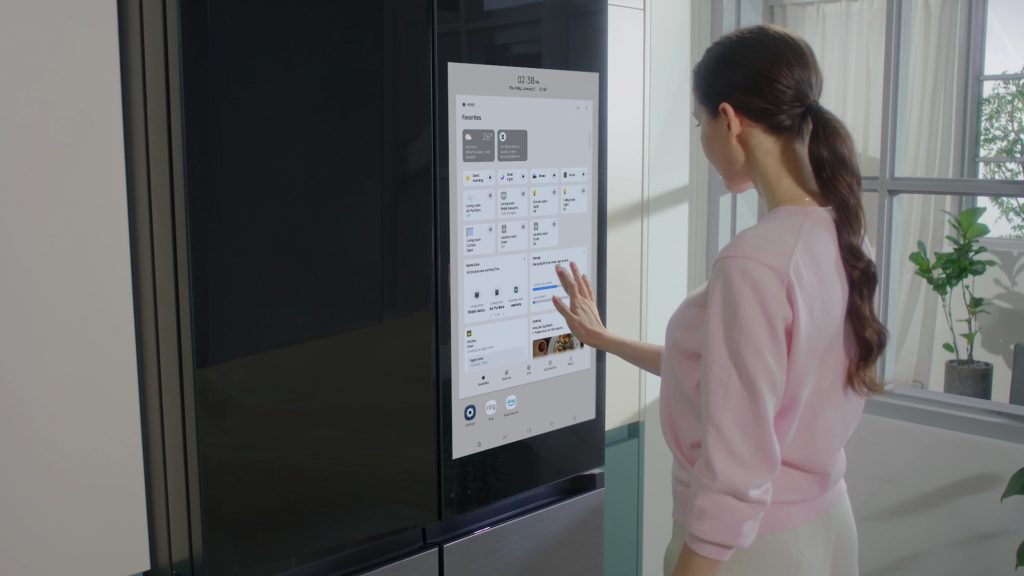 三星推出最新带有32英寸大屏的冰箱，“厨房看电视”？能省则省