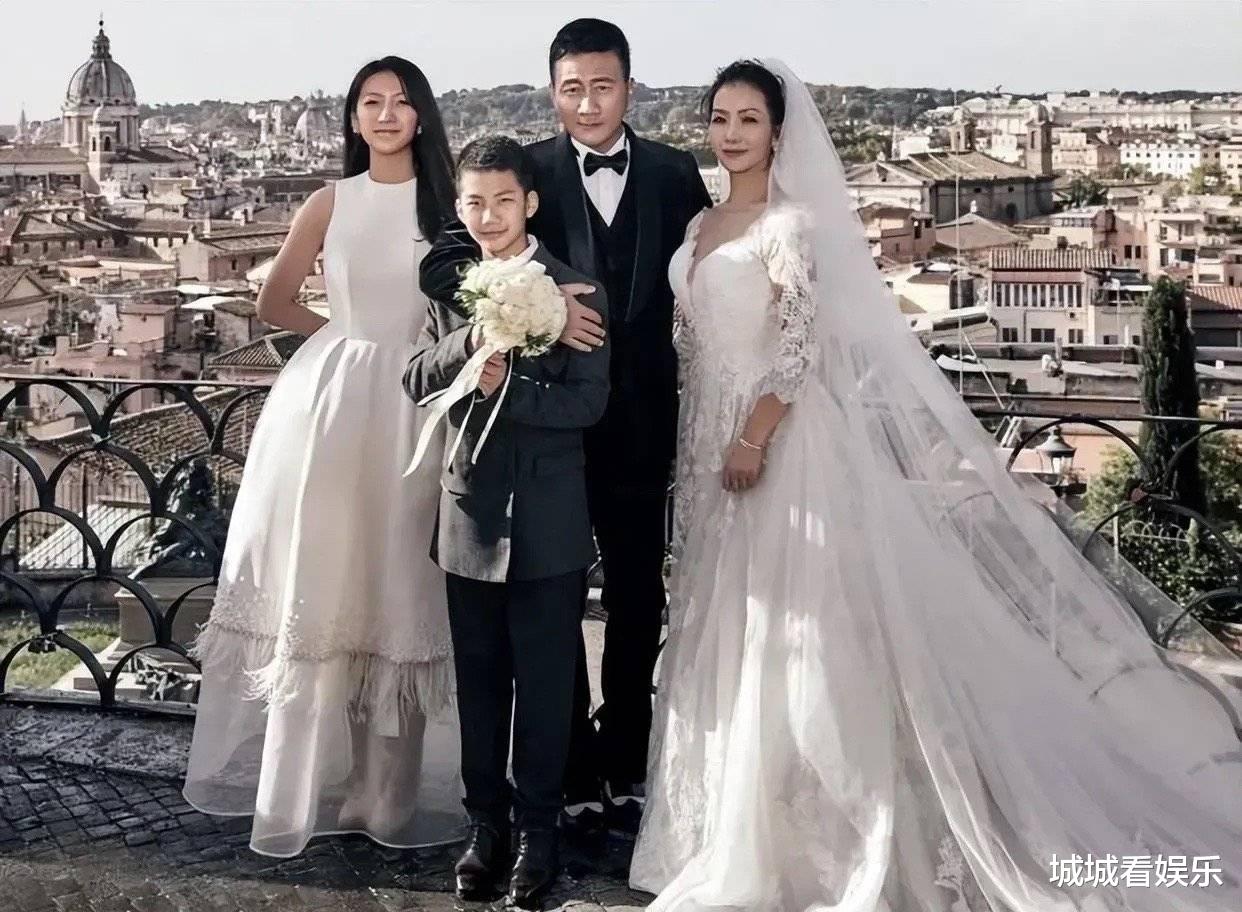 胡军|胡军儿子14岁身高一米八!现身剧院接妈妈下班,五官清秀似爸爸