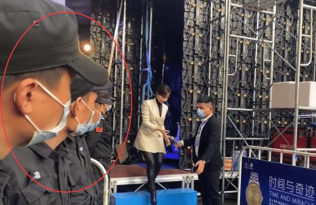 44岁陈数后台离场被拍，双腿瘦到连皮裤都装不满，一排保安盯着看