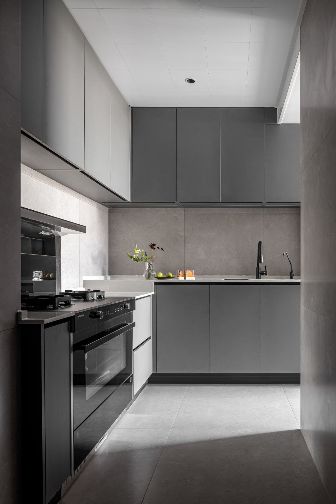 96㎡极简风格,无彩色空间+乐高收纳柜,内敛的居家氛围!