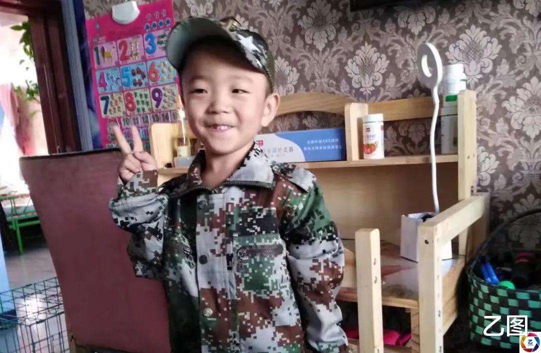 幼子患病无钱治,军人梦想成泡影,老兵爸爸在家给他军训圆梦