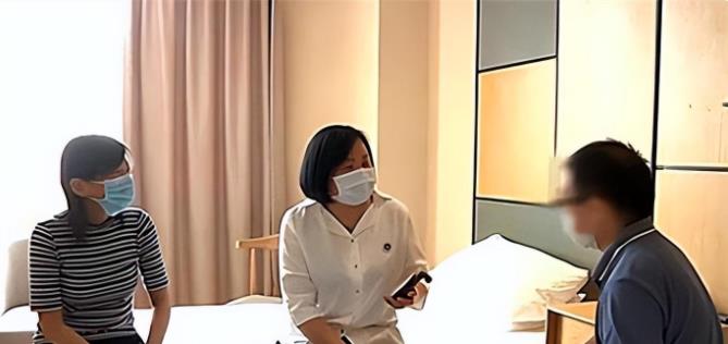 38岁河南女博士患癌需80万，丈夫跪地恳求妻子离婚：请放我一马