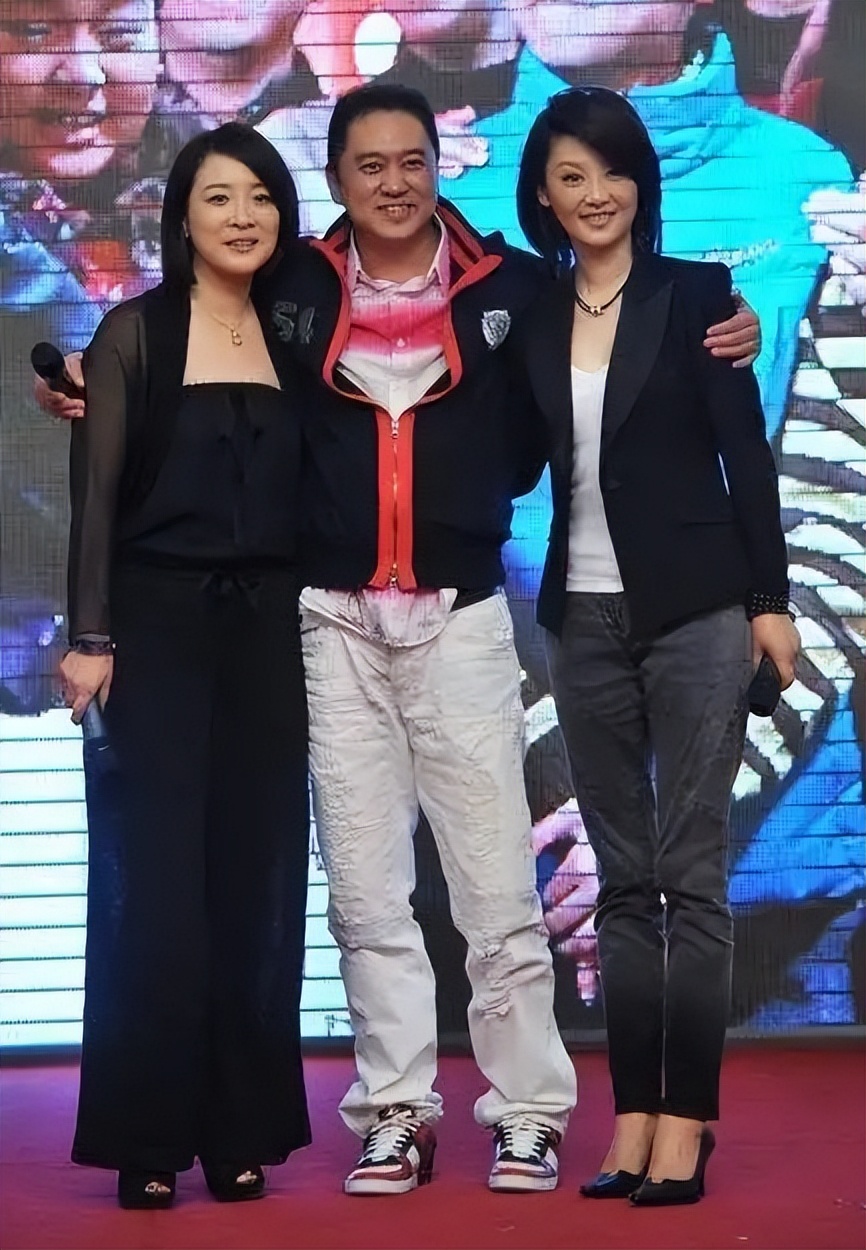 穿衣搭配 徐帆和陈小艺同样是短发气质却差很大,一个俗一个飒,穿搭很重要