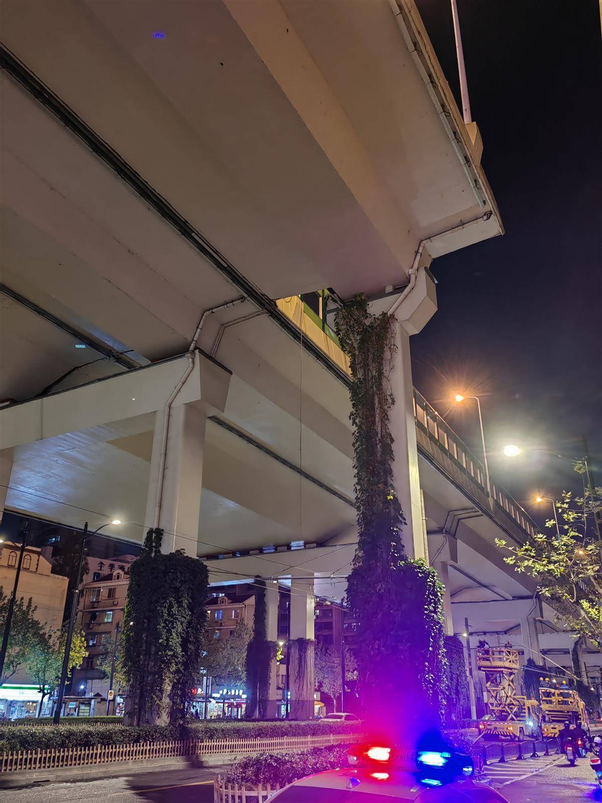 上海一小车从高架桥坠落倒扣地面,首位施救者:我们十多人合力扶正