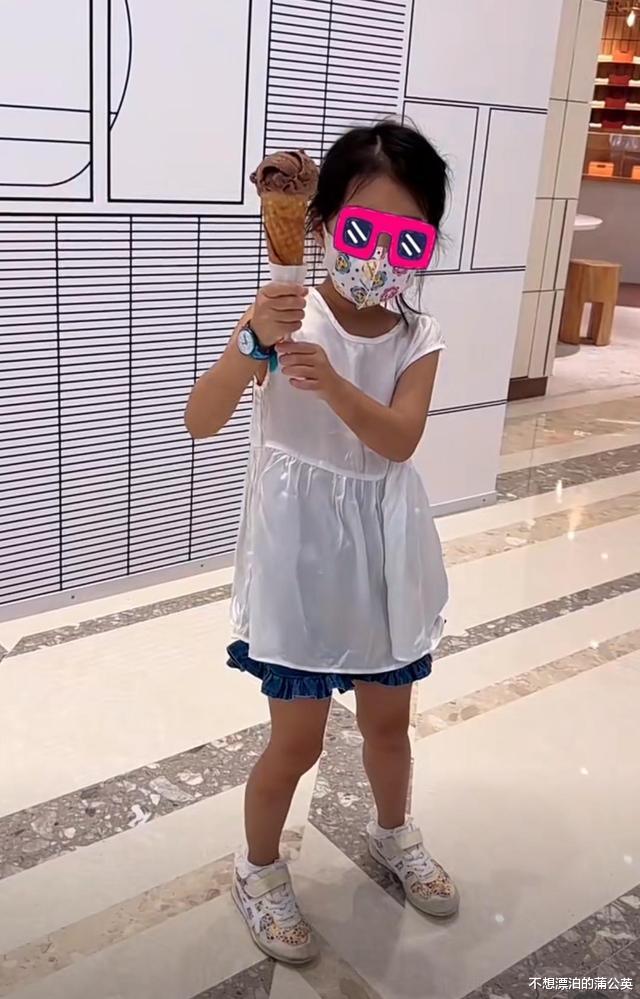 钟嘉欣|张子萱一家游迪士尼,与陈赫用婴儿车推两个女儿,6岁安安很粘爸爸