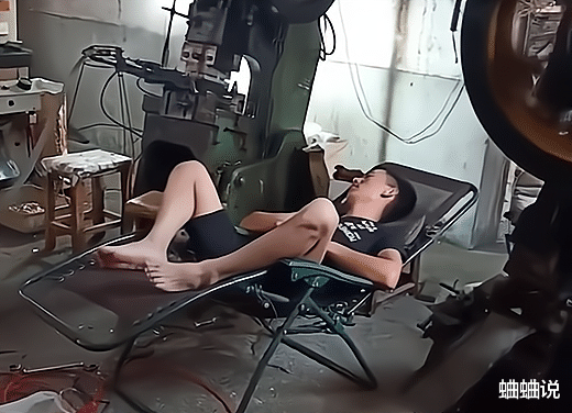 男子拿着6000元月薪每天摸鱼,懂得讨老板娘欢心,老板敢怒不敢言